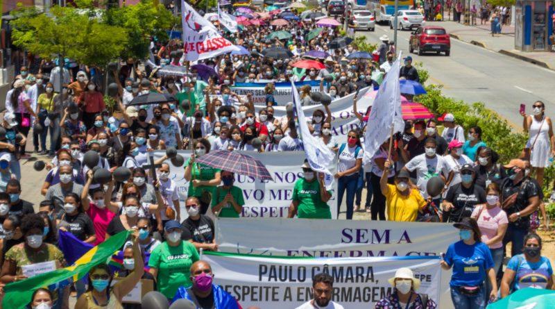 PISO DA ENFERMAGEM: BOLSONARO SANCIONOU E LULA CORTOU… Categoria vão as ruas e cruzam os braços para cobrar pagamento