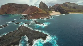 Pesquisadora encontra rochas feitas de plástico em arquipélago no Espírito Santo