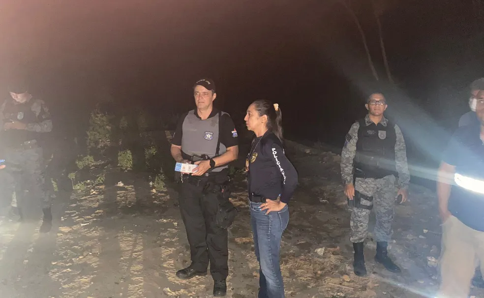 Após denúncias, polícia encontra corpos em área de mata no Vale do Reginaldo, em Maceió