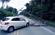 Grávida fica ferida após carro bater e derrubar poste em Ipioca, Maceió