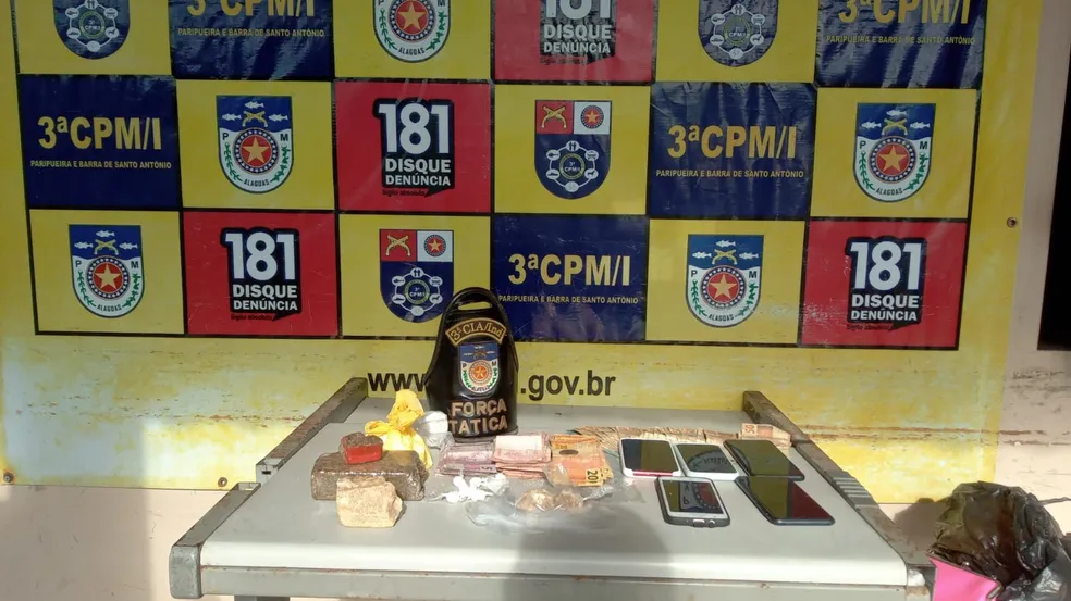 Operação policial cumpre mandados contra suspeitos de tráfico de drogas no Litoral Norte de AL