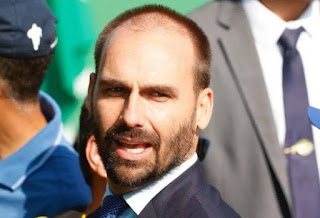 BRASIL: PETISTA PASSA VERGONHA AO TENTAR HOSTILIZAR EDUARDO BOLSONARO EM AEROPORTO