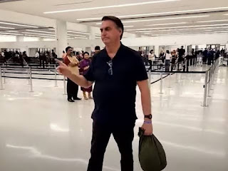 MUNDO: BOLSONARO É CERCADO POR APOIADORES EM AEROPORTO DOS EUA
