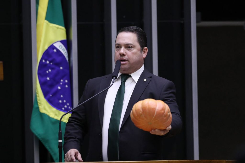 Deputado leva abóbora pra tribuna da Câmara e diz ser a picanha que Lula prometeu