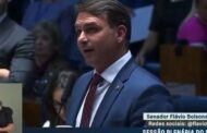 “Nos acusam de termos um perfil, mas somos vítimas de ódio”, diz Flávio Bolsonaro; O senador falou ainda sobre o boné com a sigla “CPX”; VEJA VÍDEO