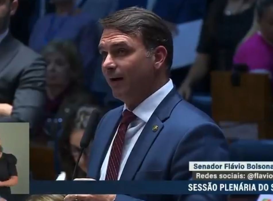 “Nos acusam de termos um perfil, mas somos vítimas de ódio”, diz Flávio Bolsonaro; O senador falou ainda sobre o boné com a sigla “CPX”; VEJA VÍDEO