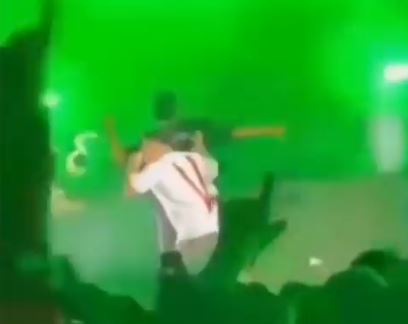 Rapper morre ‘subitamente’ no palco durante apresentação; VEJA VÍDEO