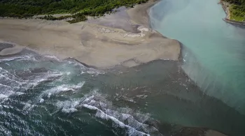 Moradores sofrem com tontura e febre após derramamento de óleo cobrir costa de ilha filipina