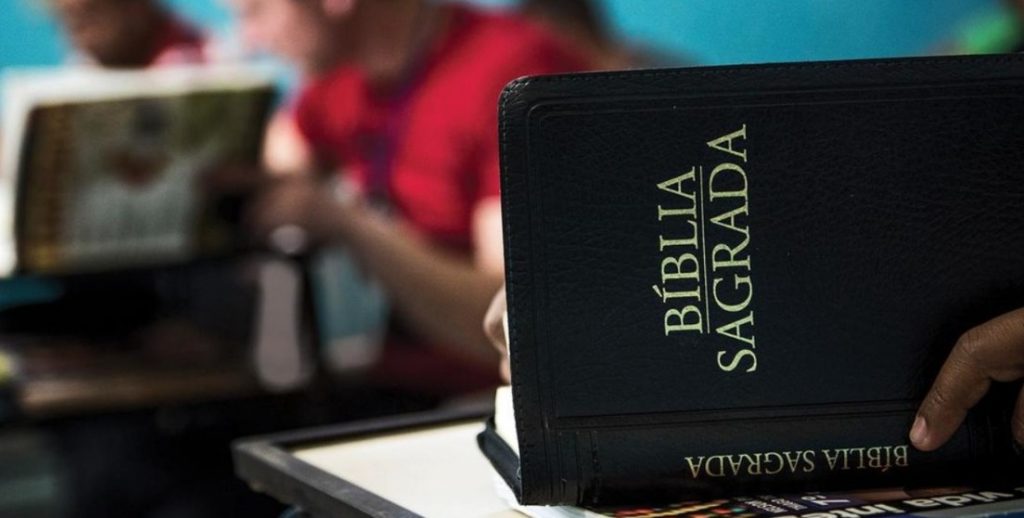 MP/SP recomenda professores a não falarem “Deus te abençoe” ou orar com os alunos, sob risco de serem “advertidos”