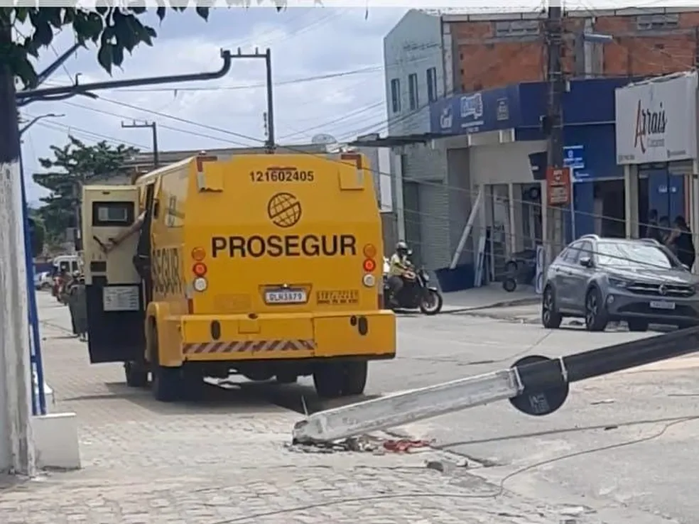 Carro-forte derruba poste em São Sebastião, Alagoas, e deixa moradores sem energia