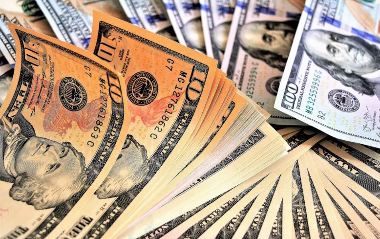 Dólar tem nova alta com aumento de tensão entre governo e BC