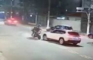 Motorista é surpreendidos por bandidos em moto, mas avança com carro sobre eles e os atropela (veja o vídeo)