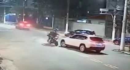 Motorista é surpreendidos por bandidos em moto, mas avança com carro sobre eles e os atropela (veja o vídeo)