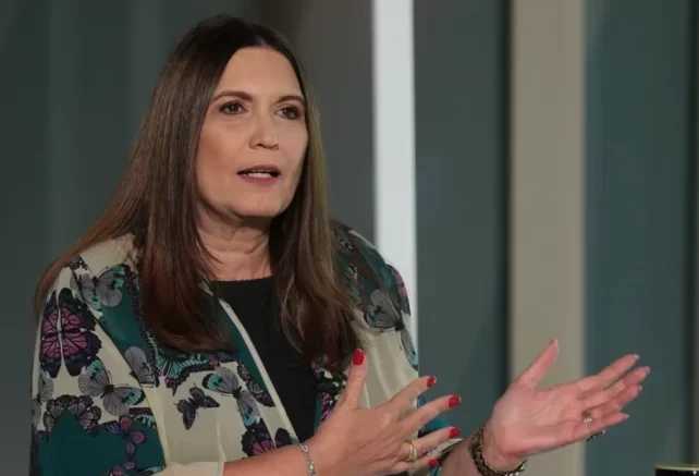 PT quer comandar comissão que fiscaliza o governo PT, diz Kicis