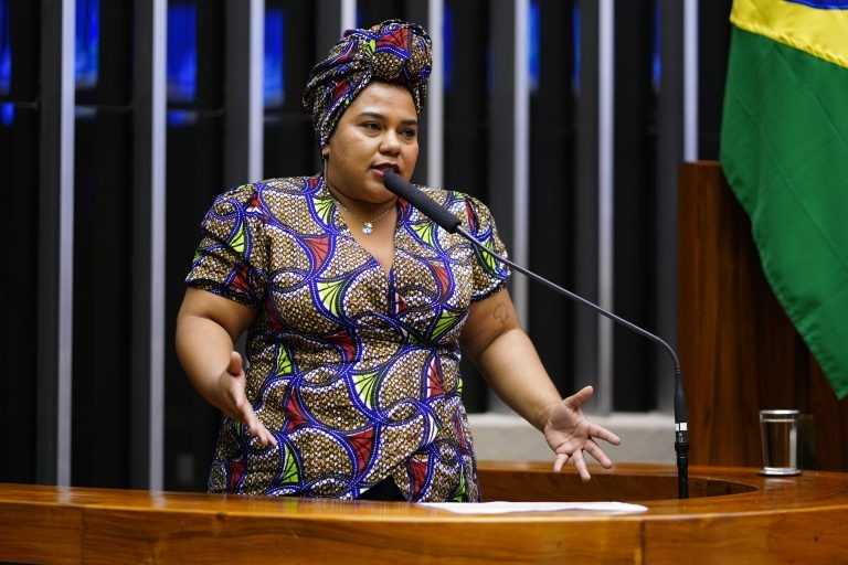 Projeto permite pagamento de valor adicional na bolsa estudantil para mães chefes de família