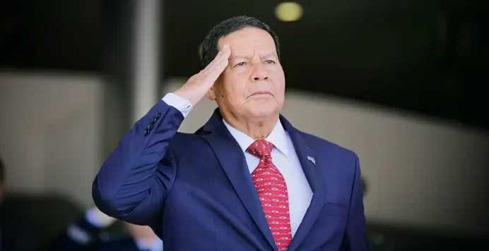 Mourão sobre governo Lula: ‘Quer tratar militares como segunda categoria’