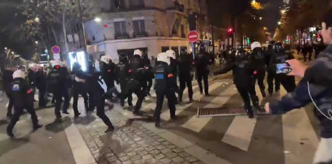 Manifestante dá ‘voadora’ em policial em protesto na França (veja o vídeo)