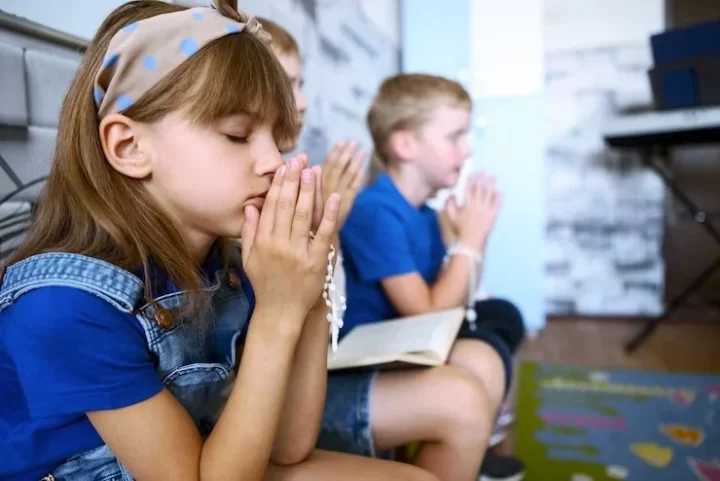 MP orienta professores para não falarem “Deus te abençoe” e nem façam a oração do “Pai-Nosso” com os alunos
