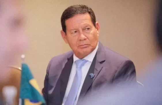 Mourão rebate Lula e diz que o petista “está f” o Brasil