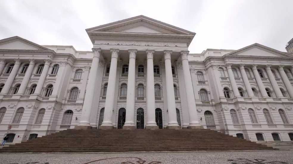 ALUNO DE DIREITO É AFASTADO APÓS DENÚNCIA DE RACISMO, HOMOFOBIA E APOLOGIA AO NAZISMO NO PR