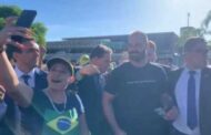 Vídeos: Flávio e Eduardo Bolsonaro acompanham chegada do pai com apoiadores