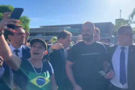 Vídeos: Flávio e Eduardo Bolsonaro acompanham chegada do pai com apoiadores