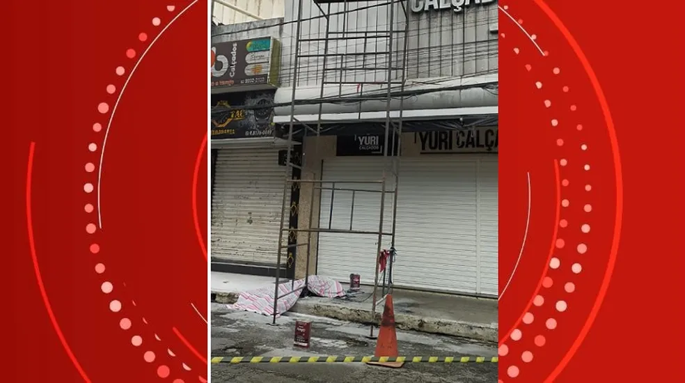 Homem morre e outro fica ferido com descarga elétrica durante limpeza de fachada de loja em Arapiraca