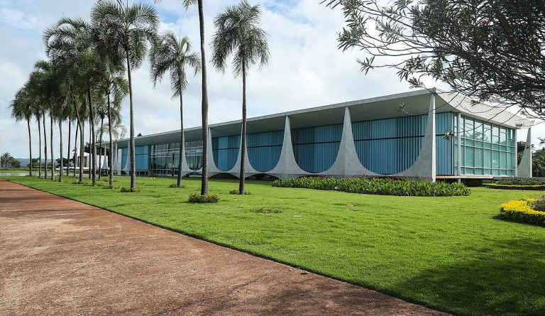 Deputados querem explicações sobre sigilo de visitas a Lula no Alvorada