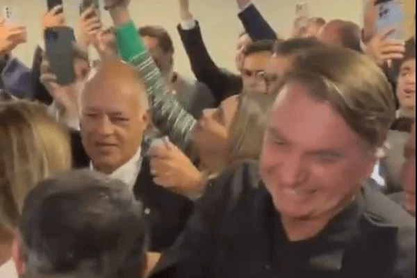 Vídeo. Bolsonaro é recebido por aliados na sede do PL: “O Capitão voltou”