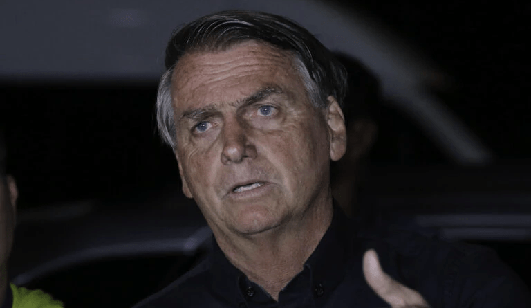 URGENTE: Lula mandou retirar os carros blindados que o ex- Presidente Bolsonaro tem por direito. VÍDEO