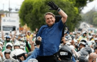 Ele tá chegando! Ex-presidente Bolsonaro está tirando a paz e até causando pneumonia fake.