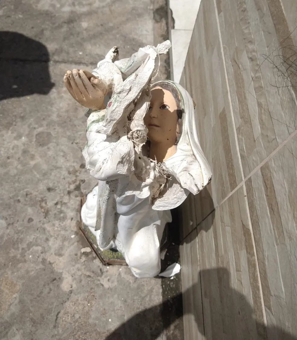Câmera flagra momento em que vândalo joga imagem de Nossa Senhora no chão em Maceió