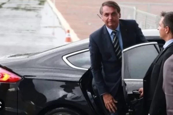 Empresas de blindagem disputam “a tapa” para doar carros blindados a Bolsonaro