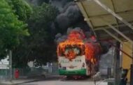 Criminosos ateiam fogo em ônibus e ameaçam população em novo ataque no Rio Grande do Norte; VEJA VÍDEO