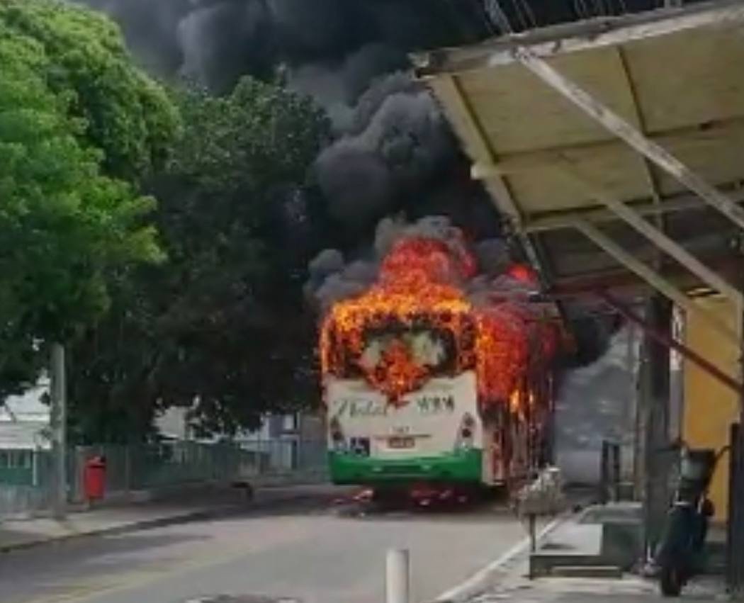 Criminosos ateiam fogo em ônibus e ameaçam população em novo ataque no Rio Grande do Norte; VEJA VÍDEO