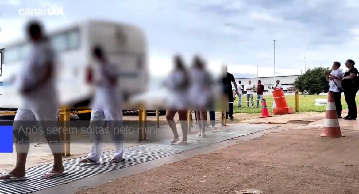 Após soltura, presas por 8/1 são recepcionadas por advogados e familiares, em meio a gritos e aplausos, café da manhã e cabide para troca de roupas; VEJA VÍDEO