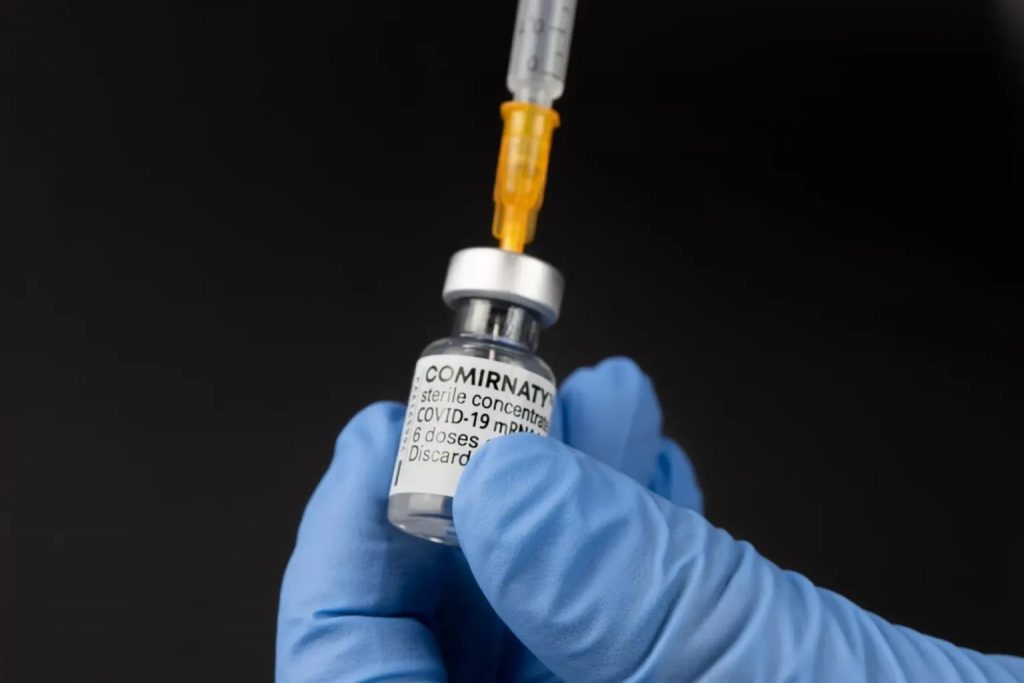 Vacina da AstraZeneca contra Covid-19 pode ter apresentado risco cardíaco maior para mulheres jovens