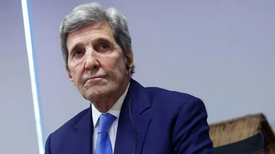 É preciso investir no combate à crise climática como fazemos na guerra da Ucrânia, diz Kerry