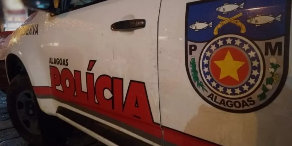 Corpo de mulher é encontrado em casa com mãos amarradas e uma faca no pescoço no Antares, Maceió