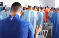 Presídio em Rondônia batiza 21 presos em trabalho de assistência