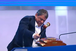 BRASIL: TARCÍSIO DE FREITAS REEDITA CENA MARCANTE DO GOVERNO BOLSONARO COM MARTELO