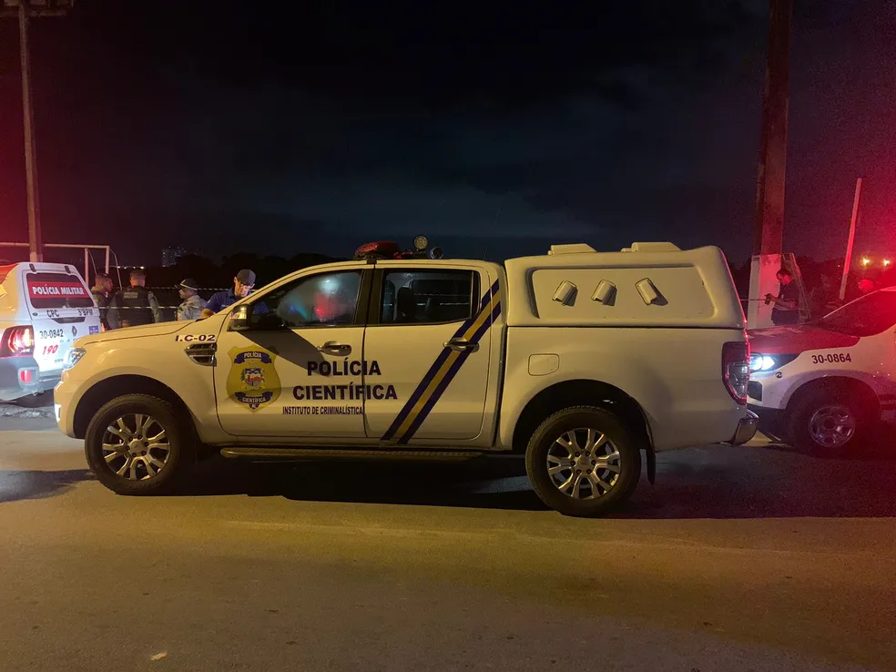 Jovem é assassinado com 14 tiros dentro de quadra de esportes no Benedito Bentes, em Maceió