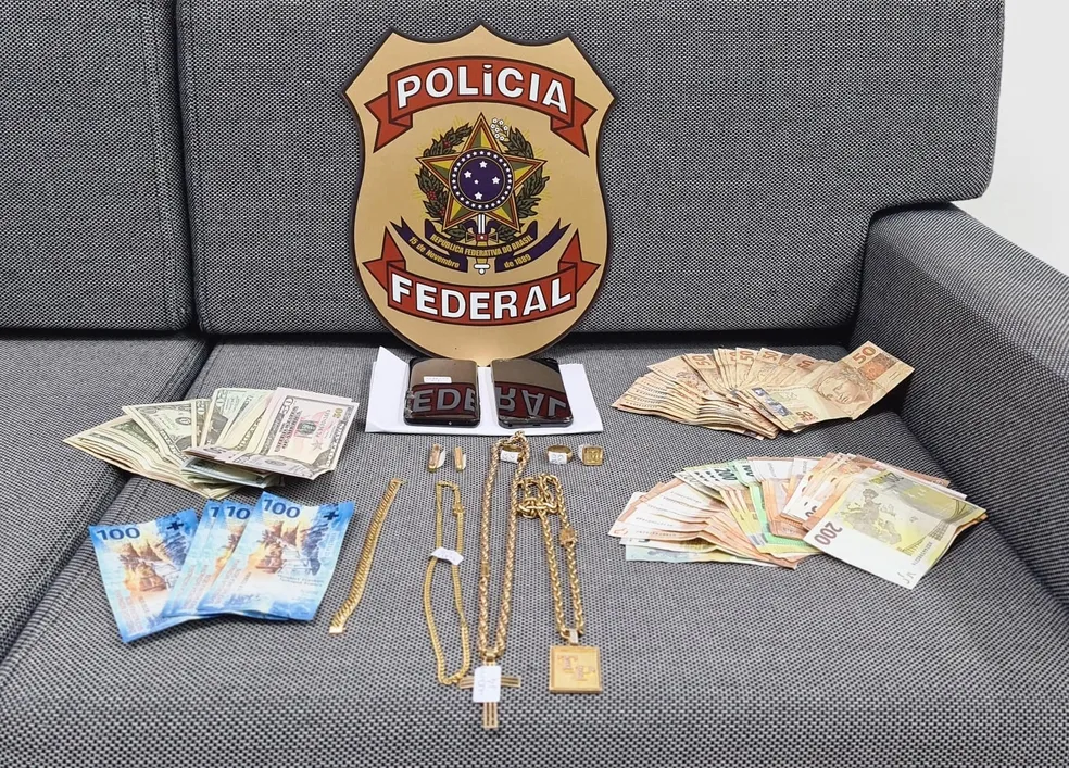 Polícia Federal apreende dinheiro e armas e prende suspeitos de lavagem de dinheiro em AL