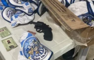 Polícia aborda carro com torcedores em Maceió e encontra armas, drogas, pedaços de madeira, punhal e capuz