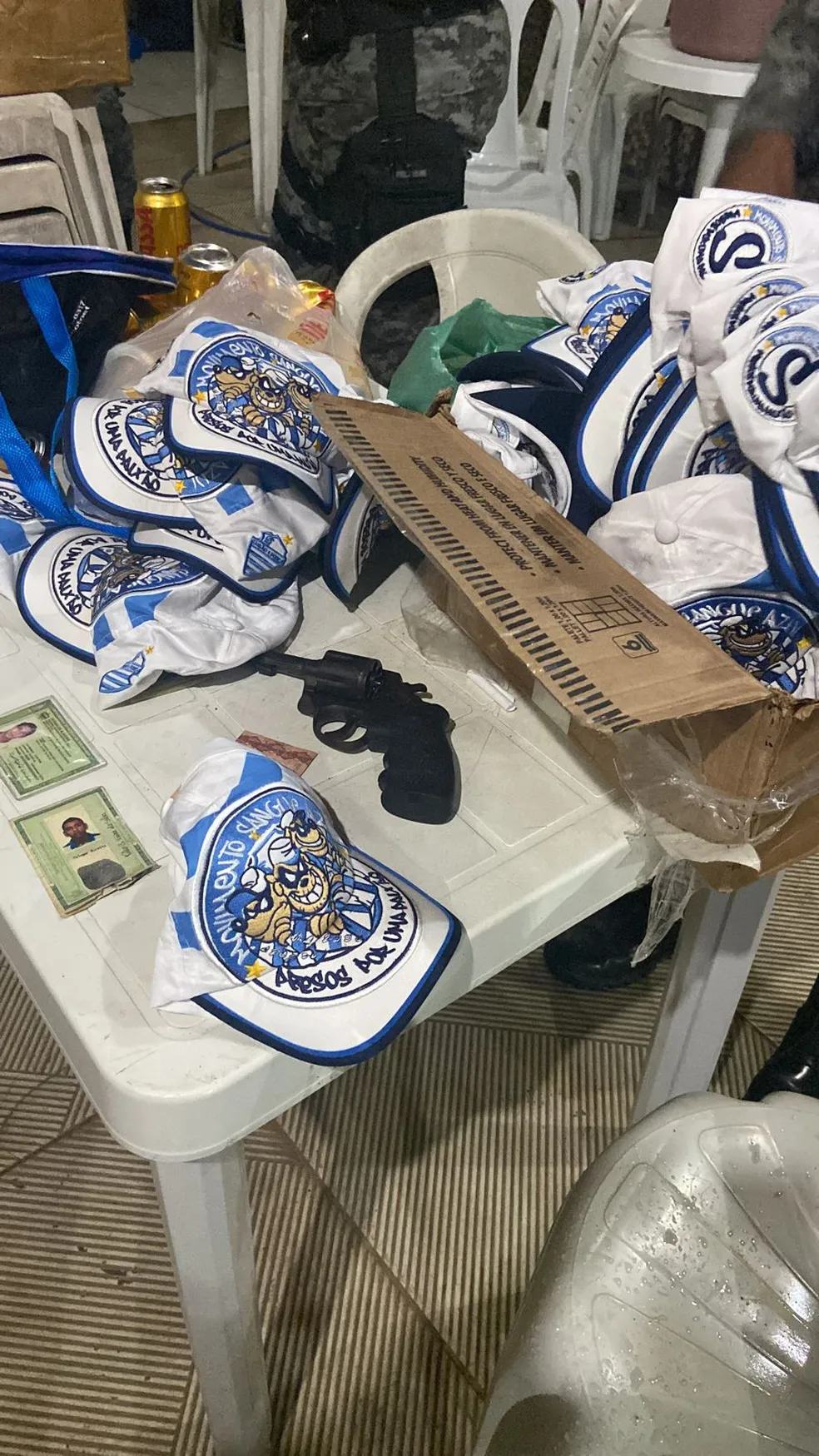 Polícia aborda carro com torcedores em Maceió e encontra armas, drogas, pedaços de madeira, punhal e capuz