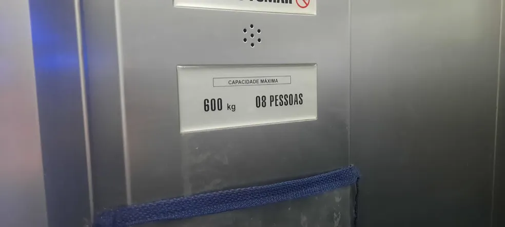 Elevador despenca 1 andar com 11 passageiros