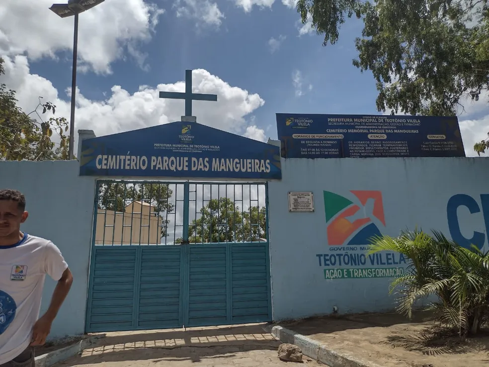 Família fica trancada em cemitério na beira de estrada após visitar túmulo de parente