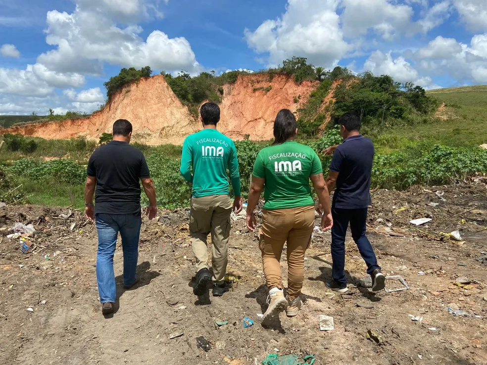 Caminhão da prefeitura de Atalaia, AL, é flagrado descartando lixo às margens do rio Paraíba