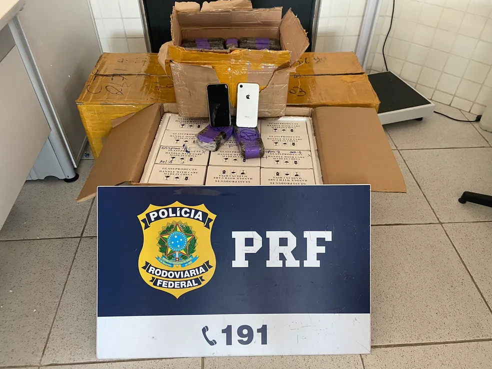 PRF apreende mais de 100 iPhones e acessórios de celular sem nota fiscal em Canapi, AL