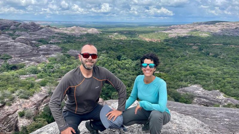 O casal que viaja em trailer há três anos para conhecer os 74 parques nacionais do Brasil